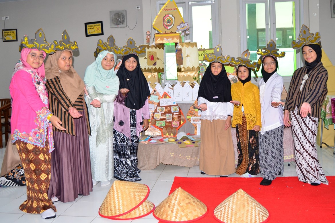Gelar PjBL Siswa SD Luqman Al-Hakim Antusias Pamerkan Karya Gelar PjBL Siswa SD Luqman Al-Hakim Antusias Pamerkan Karya