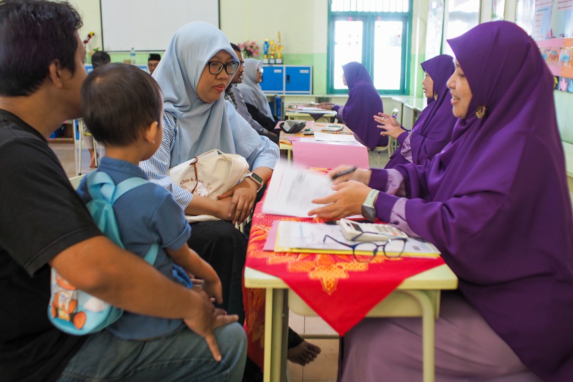 Saat Hormat kepada Guru Memudar, Pendidikan Karakter Solusinya. Viralnya kasus siswa yang melecehkan guru di SMAN 1 Purwakarta menjadi tamparan bagi dunia pendidikan Indonesia.